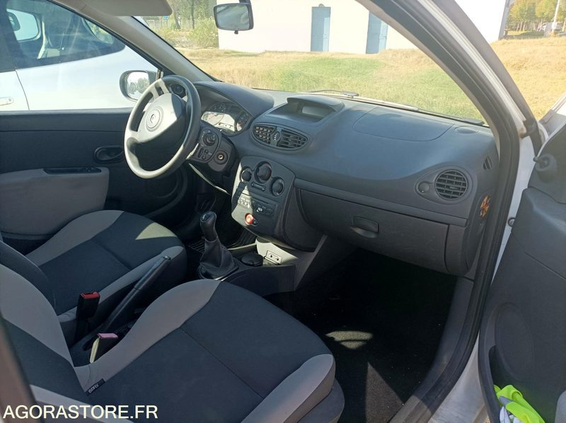 CLIO III 2010 2 places - Automobil: slika CLIO III 2010 2 places - Automobil CLIO III 2010 2 places - Automobil: slika CLIO III 2010 2 places - Automobil