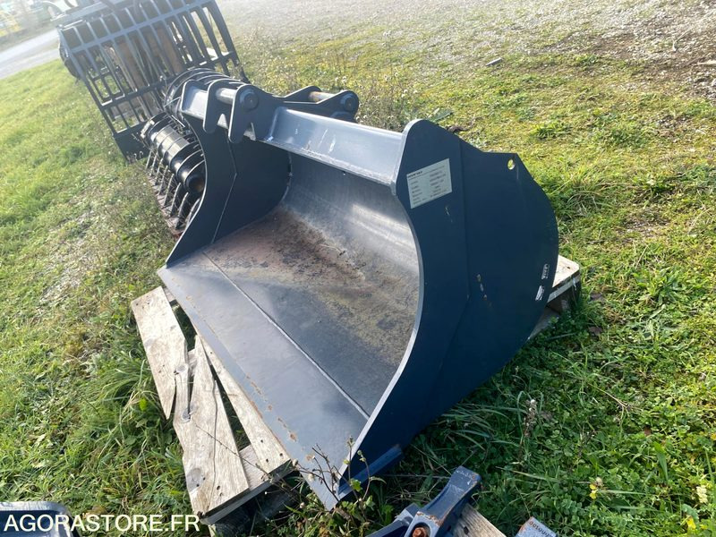 Coupleur hydraulique + 3 godets Neufs pour pelle 6T - Građevinska oprema: slika Coupleur hydraulique + 3 godets Neufs pour pelle 6T - Građevinska oprema Coupleur hydraulique + 3 godets Neufs pour pelle 6T - Građevinska oprema: slika Coupleur hydraulique + 3 godets Neufs pour pelle 6T - Građevinska oprema