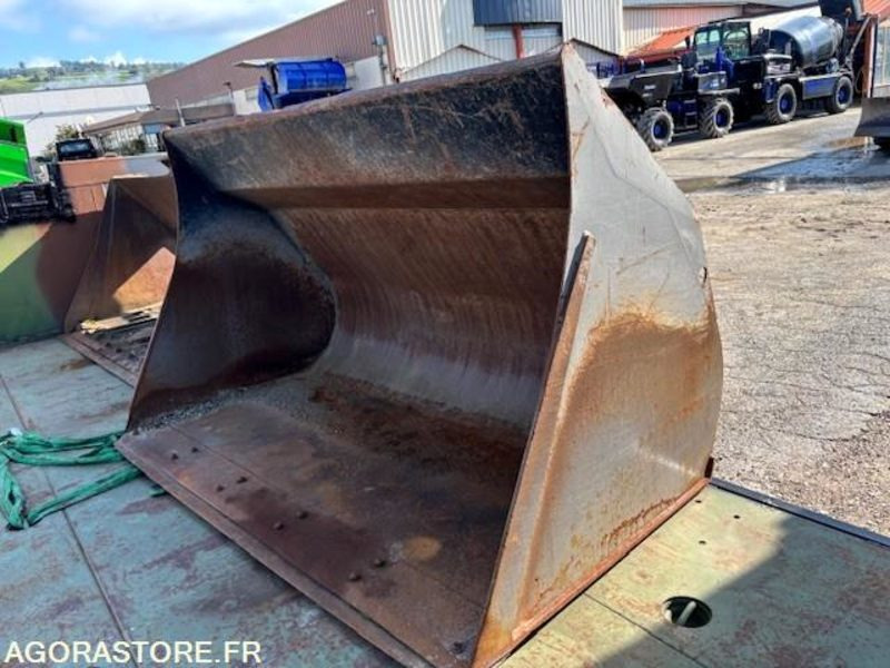 GODET DE CHARGEUR 2800 LITRES EN ATTACHE TYPE VOLVO - Utovarna korpa: slika GODET DE CHARGEUR 2800 LITRES EN ATTACHE TYPE VOLVO - Utovarna korpa GODET DE CHARGEUR 2800 LITRES EN ATTACHE TYPE VOLVO - Utovarna korpa: slika GODET DE CHARGEUR 2800 LITRES EN ATTACHE TYPE VOLVO - Utovarna korpa