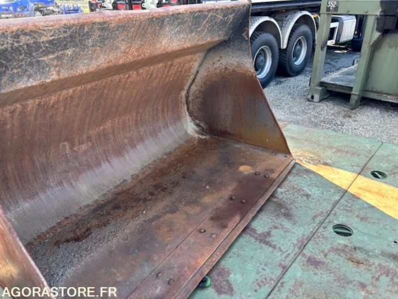 GODET DE CHARGEUR 2800 LITRES EN ATTACHE TYPE VOLVO - Utovarna korpa: slika GODET DE CHARGEUR 2800 LITRES EN ATTACHE TYPE VOLVO - Utovarna korpa GODET DE CHARGEUR 2800 LITRES EN ATTACHE TYPE VOLVO - Utovarna korpa: slika GODET DE CHARGEUR 2800 LITRES EN ATTACHE TYPE VOLVO - Utovarna korpa