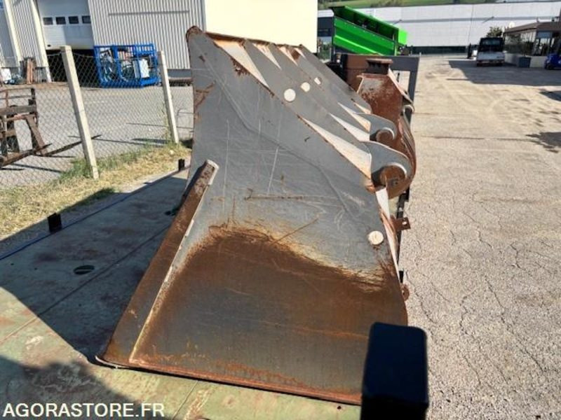 GODET DE CHARGEUR 2800 LITRES EN ATTACHE TYPE VOLVO - Utovarna korpa: slika GODET DE CHARGEUR 2800 LITRES EN ATTACHE TYPE VOLVO - Utovarna korpa GODET DE CHARGEUR 2800 LITRES EN ATTACHE TYPE VOLVO - Utovarna korpa: slika GODET DE CHARGEUR 2800 LITRES EN ATTACHE TYPE VOLVO - Utovarna korpa