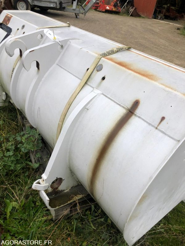 Godet neuf de chargeuse 2000mm New Holland W50, W60, W70, W80 - Utovarna korpa: slika Godet neuf de chargeuse 2000mm New Holland W50, W60, W70, W80 - Utovarna korpa Godet neuf de chargeuse 2000mm New Holland W50, W60, W70, W80 - Utovarna korpa: slika Godet neuf de chargeuse 2000mm New Holland W50, W60, W70, W80 - Utovarna korpa