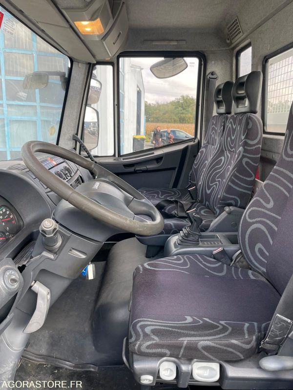 Kamion IVECO EUROCARGO PLATEAU - 2015 - 295 000KM: slika Kamion IVECO EUROCARGO PLATEAU - 2015 - 295 000KM Kamion IVECO EUROCARGO PLATEAU - 2015 - 295 000KM: slika Kamion IVECO EUROCARGO PLATEAU - 2015 - 295 000KM