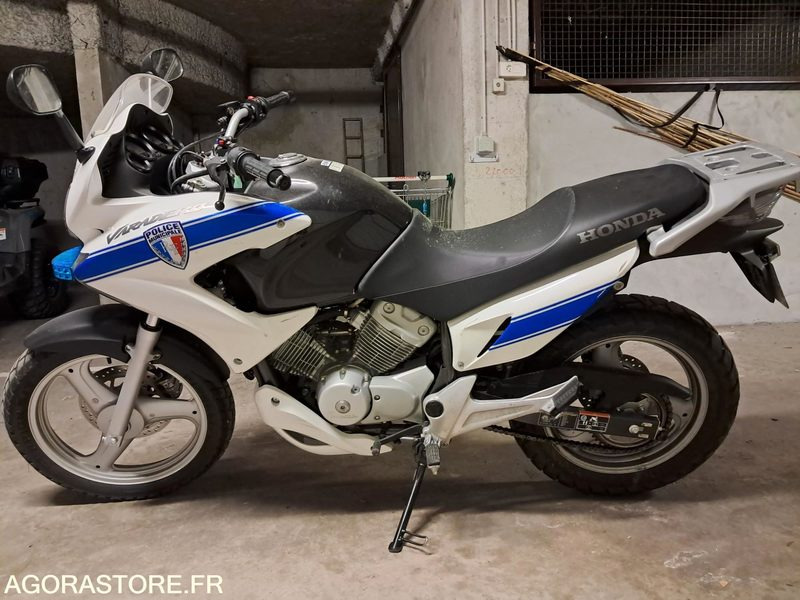 MOTO HONDA VARADERO 125 - POLICE MUNICIPALE - Motocikl: slika MOTO HONDA VARADERO 125 - POLICE MUNICIPALE - Motocikl MOTO HONDA VARADERO 125 - POLICE MUNICIPALE - Motocikl: slika MOTO HONDA VARADERO 125 - POLICE MUNICIPALE - Motocikl