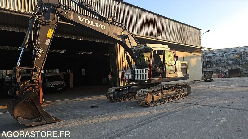 PELLE A CHENILLE VOLVO EC220 EL - 2015 / 10661H (MPC021) - Bager: slika  PELLE A CHENILLE VOLVO EC220 EL - 2015 / 10661H (MPC021) - Bager PELLE A CHENILLE VOLVO EC220 EL - 2015 / 10661H (MPC021) - Bager: slika  PELLE A CHENILLE VOLVO EC220 EL - 2015 / 10661H (MPC021) - Bager