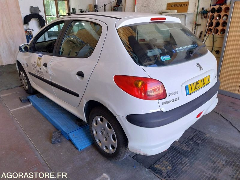 PEUGEOT 206 101700kms - 2005 - Automobil: slika PEUGEOT 206 101700kms - 2005 - Automobil PEUGEOT 206 101700kms - 2005 - Automobil: slika PEUGEOT 206 101700kms - 2005 - Automobil