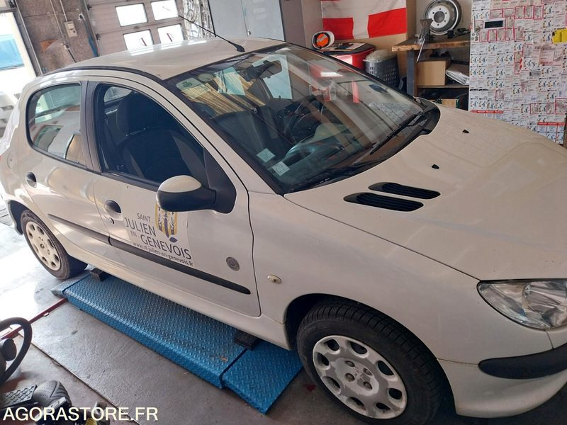 PEUGEOT 206 111000 kms - 2005 - Automobil: slika PEUGEOT 206 111000 kms - 2005 - Automobil PEUGEOT 206 111000 kms - 2005 - Automobil: slika PEUGEOT 206 111000 kms - 2005 - Automobil