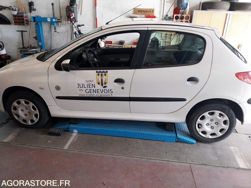 PEUGEOT 206 111000 kms - 2005 - Automobil: slika PEUGEOT 206 111000 kms - 2005 - Automobil PEUGEOT 206 111000 kms - 2005 - Automobil: slika PEUGEOT 206 111000 kms - 2005 - Automobil
