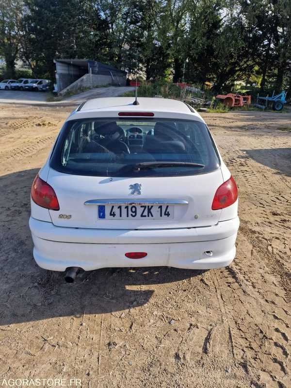 PEUGEOT 206 - LOT N°1 - Automobil: slika PEUGEOT 206 - LOT N°1 - Automobil PEUGEOT 206 - LOT N°1 - Automobil: slika PEUGEOT 206 - LOT N°1 - Automobil