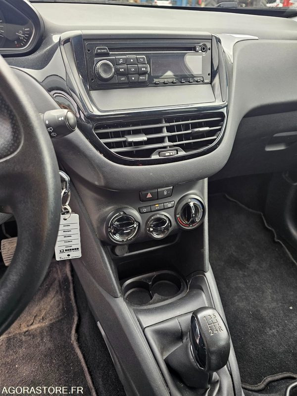 Automobil Peugeot 208 - 2015 - 71174km - DT072LM: slika Automobil Peugeot 208 - 2015 - 71174km - DT072LM
