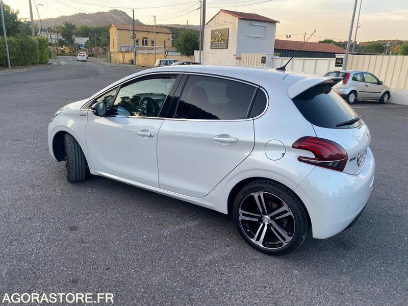 Peugeot 208 gt line - 2016 - 94384km - Automobil: slika Peugeot 208 gt line - 2016 - 94384km - Automobil Peugeot 208 gt line - 2016 - 94384km - Automobil: slika Peugeot 208 gt line - 2016 - 94384km - Automobil