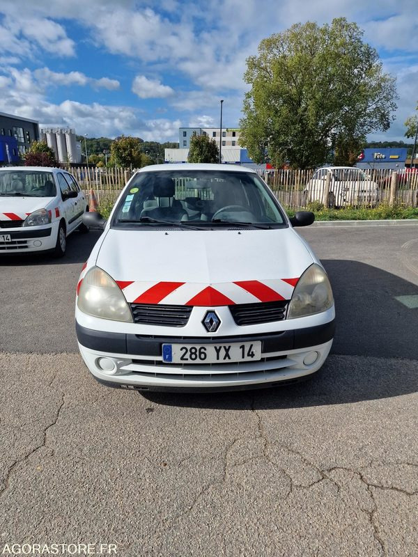 RENAULT CLIO 2 - LOT N°2 - Automobil: slika RENAULT CLIO 2 - LOT N°2 - Automobil RENAULT CLIO 2 - LOT N°2 - Automobil: slika RENAULT CLIO 2 - LOT N°2 - Automobil