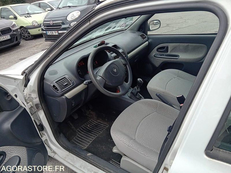 Renault Clio 2 165814 kms 2005 2890QP11 - Automobil: slika Renault Clio 2 165814 kms 2005 2890QP11 - Automobil Renault Clio 2 165814 kms 2005 2890QP11 - Automobil: slika Renault Clio 2 165814 kms 2005 2890QP11 - Automobil