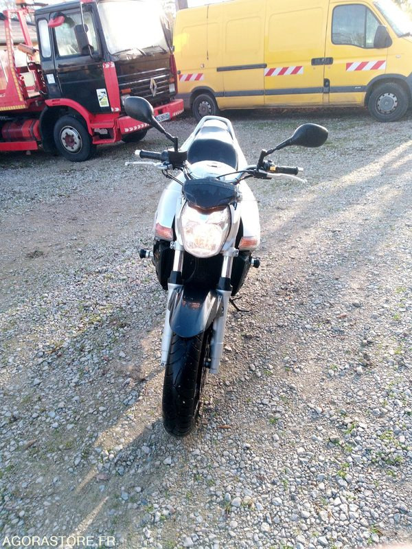 Suzuki GSR600 - Motocikl: slika Suzuki GSR600 - Motocikl Suzuki GSR600 - Motocikl: slika Suzuki GSR600 - Motocikl