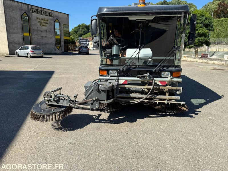 Cestovna čistilica balayeuse aspiratrice MATHIEUX C 560-2003-6077 Heures: slika Cestovna čistilica balayeuse aspiratrice MATHIEUX C 560-2003-6077 Heures Cestovna čistilica balayeuse aspiratrice MATHIEUX C 560-2003-6077 Heures: slika Cestovna čistilica balayeuse aspiratrice MATHIEUX C 560-2003-6077 Heures