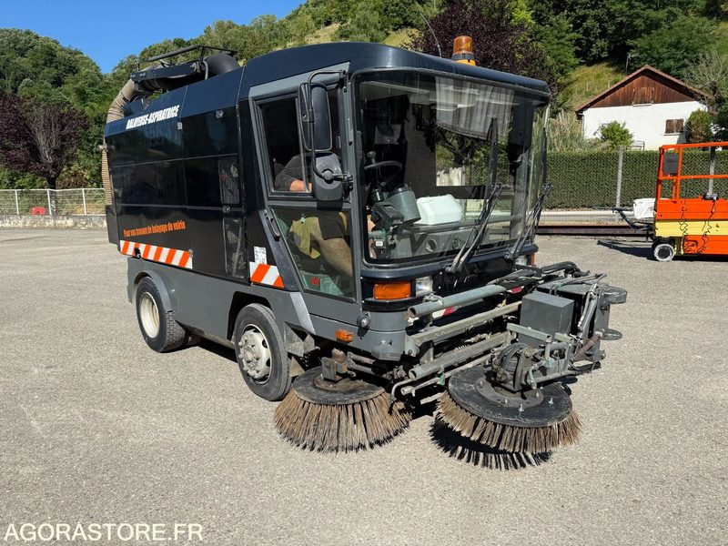 Cestovna čistilica balayeuse aspiratrice MATHIEUX C 560-2003-6077 Heures: slika Cestovna čistilica balayeuse aspiratrice MATHIEUX C 560-2003-6077 Heures Cestovna čistilica balayeuse aspiratrice MATHIEUX C 560-2003-6077 Heures: slika Cestovna čistilica balayeuse aspiratrice MATHIEUX C 560-2003-6077 Heures