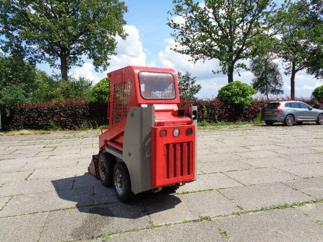 Gehl 1640 - Mini utovarivač: slika Gehl 1640 - Mini utovarivač Gehl 1640 - Mini utovarivač: slika Gehl 1640 - Mini utovarivač