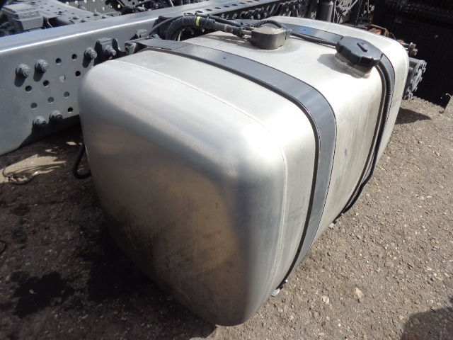 Mercedes-Benz fuel tank with brackets - Spremnik goriva za Kamion: slika Mercedes-Benz fuel tank with brackets - Spremnik goriva za Kamion Mercedes-Benz fuel tank with brackets - Spremnik goriva za Kamion: slika Mercedes-Benz fuel tank with brackets - Spremnik goriva za Kamion
