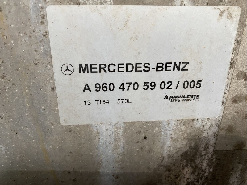 Mercedes-Benz with brackets - Spremnik goriva za Kamion: slika Mercedes-Benz with brackets - Spremnik goriva za Kamion Mercedes-Benz with brackets - Spremnik goriva za Kamion: slika Mercedes-Benz with brackets - Spremnik goriva za Kamion