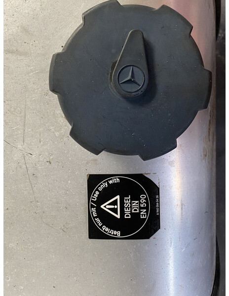 Mercedes-Benz with brackets - Spremnik goriva za Kamion: slika Mercedes-Benz with brackets - Spremnik goriva za Kamion Mercedes-Benz with brackets - Spremnik goriva za Kamion: slika Mercedes-Benz with brackets - Spremnik goriva za Kamion