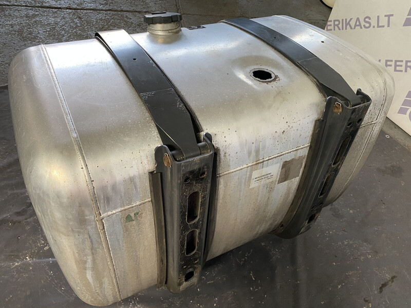 Mercedes-Benz with brackets - Spremnik goriva za Kamion: slika Mercedes-Benz with brackets - Spremnik goriva za Kamion Mercedes-Benz with brackets - Spremnik goriva za Kamion: slika Mercedes-Benz with brackets - Spremnik goriva za Kamion