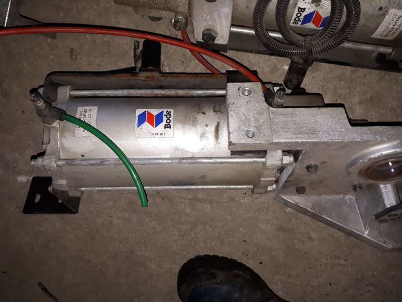 Neoplan BODE цилиндр закрытия - Hidraulični cilindar: slika Neoplan BODE цилиндр закрытия - Hidraulični cilindar Neoplan BODE цилиндр закрытия - Hidraulični cilindar: slika Neoplan BODE цилиндр закрытия - Hidraulični cilindar