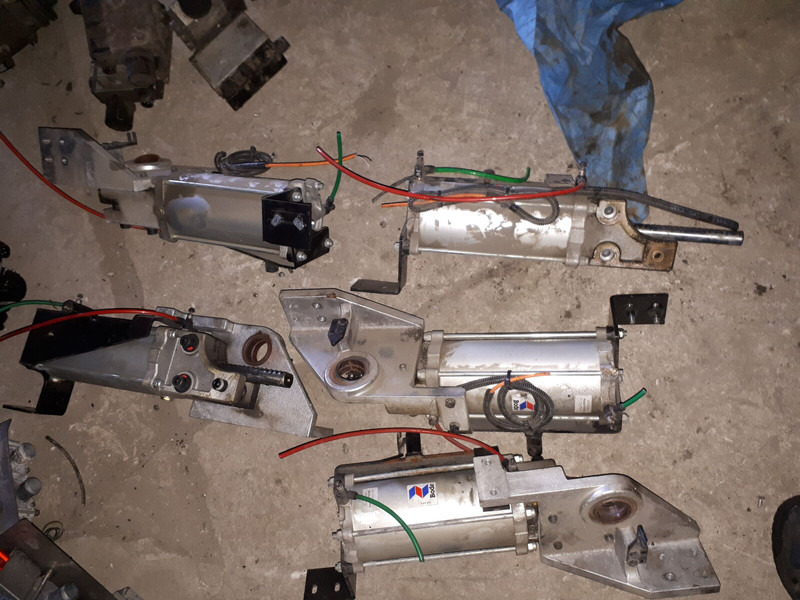 Neoplan BODE цилиндр закрытия - Hidraulični cilindar: slika Neoplan BODE цилиндр закрытия - Hidraulični cilindar Neoplan BODE цилиндр закрытия - Hidraulični cilindar: slika Neoplan BODE цилиндр закрытия - Hidraulični cilindar