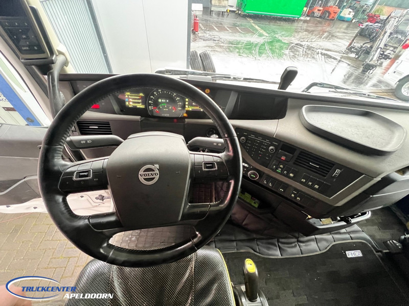 Interior photo 2: Kamion šumar, Kamion s kranom Volvo FH 750 Loglift, 6x4, Dynamic steering