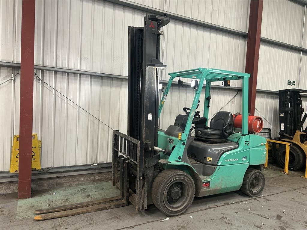 Mitsubishi FG30NT - Plinski viličar: slika Mitsubishi FG30NT - Plinski viličar Mitsubishi FG30NT - Plinski viličar: slika Mitsubishi FG30NT - Plinski viličar