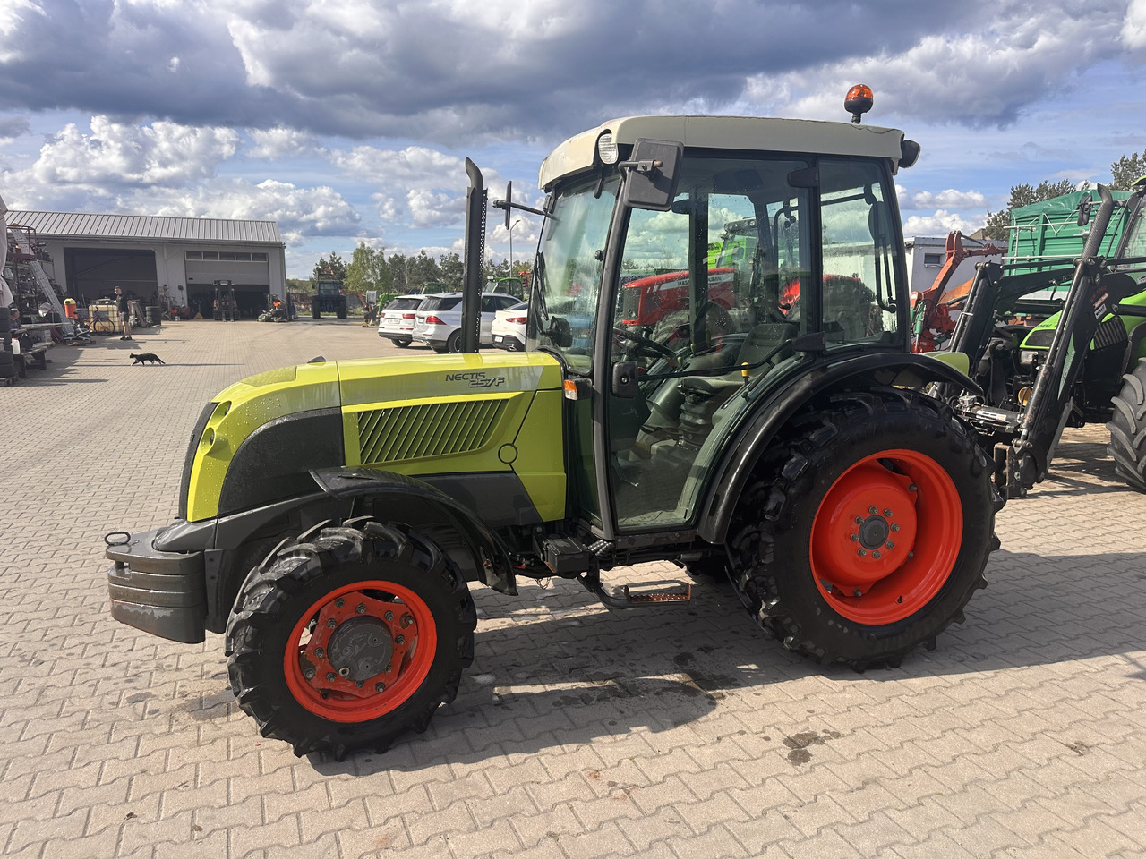 CLAAS NECTIS 257F - Traktor: slika CLAAS NECTIS 257F - Traktor CLAAS NECTIS 257F - Traktor: slika CLAAS NECTIS 257F - Traktor