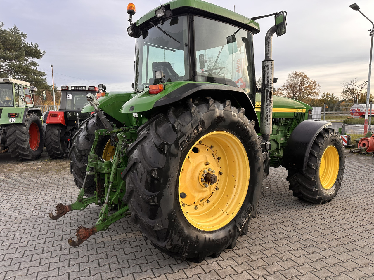 John Deere 8200 PowerShift 8.1 - Traktor: slika John Deere 8200 PowerShift 8.1 - Traktor John Deere 8200 PowerShift 8.1 - Traktor: slika John Deere 8200 PowerShift 8.1 - Traktor