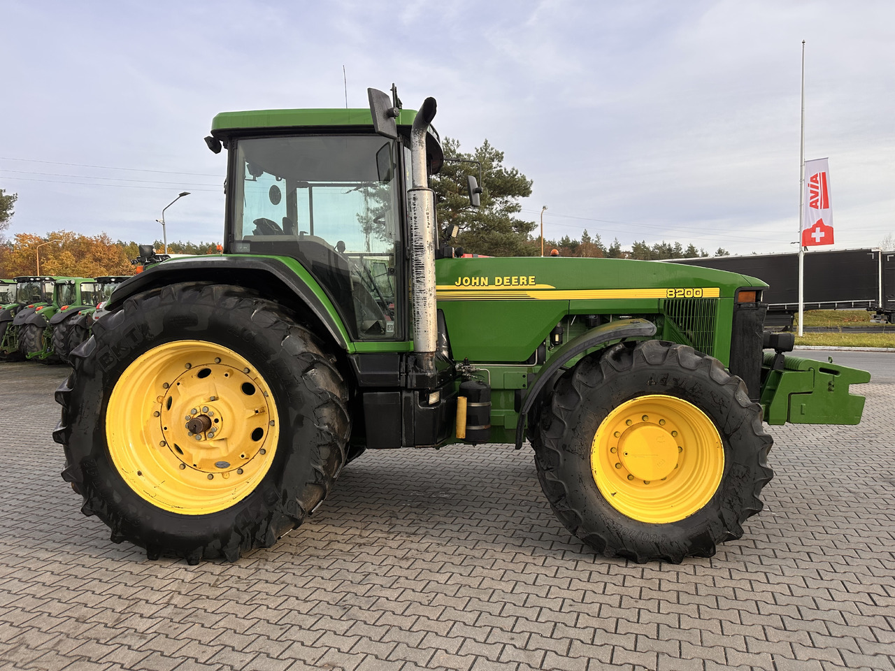 John Deere 8200 PowerShift 8.1 - Traktor: slika John Deere 8200 PowerShift 8.1 - Traktor John Deere 8200 PowerShift 8.1 - Traktor: slika John Deere 8200 PowerShift 8.1 - Traktor