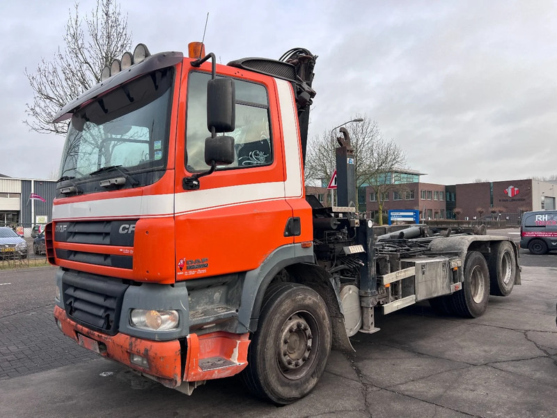 Kamion s kranom DAF CF 85.380 6X2 + MKG 141 A2 CRANE + 20 TON HOOKLIFT - EURO 3 - MANUAL GEAR - 10 TYRES: slika Kamion s kranom DAF CF 85.380 6X2 + MKG 141 A2 CRANE + 20 TON HOOKLIFT - EURO 3 - MANUAL GEAR - 10 TYRES