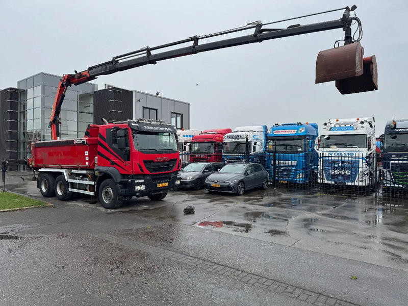 Iveco Trakker 500 6X4 EURO 6 KIPPER + PALFINGER PK18002 FULL STEEL - Kamion s kranom: slika Iveco Trakker 500 6X4 EURO 6 KIPPER + PALFINGER PK18002 FULL STEEL - Kamion s kranom Iveco Trakker 500 6X4 EURO 6 KIPPER + PALFINGER PK18002 FULL STEEL - Kamion s kranom: slika Iveco Trakker 500 6X4 EURO 6 KIPPER + PALFINGER PK18002 FULL STEEL - Kamion s kranom