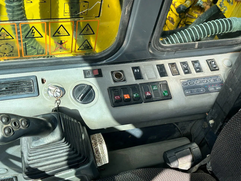 Bager na kotačima Komatsu PW150ES-6K CE: slika Bager na kotačima Komatsu PW150ES-6K CE