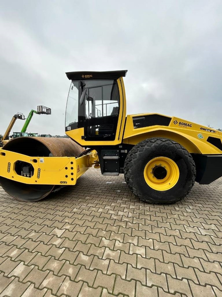 Bomag BW 211 D-5 - Kompaktor: slika Bomag BW 211 D-5 - Kompaktor Bomag BW 211 D-5 - Kompaktor: slika Bomag BW 211 D-5 - Kompaktor
