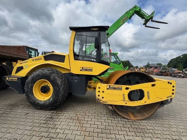 Bomag BW 213 D -5 - Kompaktor: slika Bomag BW 213 D -5 - Kompaktor Bomag BW 213 D -5 - Kompaktor: slika Bomag BW 213 D -5 - Kompaktor