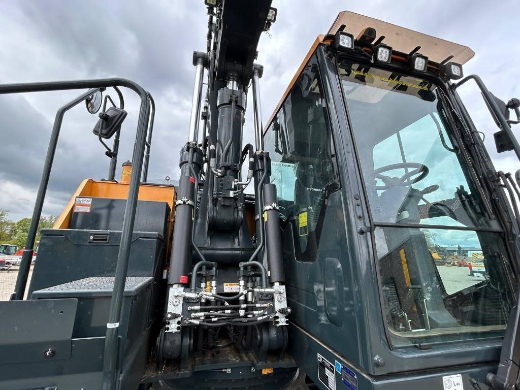 HYUNDAI HW170 ACR - Bager na kotačima: slika HYUNDAI HW170 ACR - Bager na kotačima HYUNDAI HW170 ACR - Bager na kotačima: slika HYUNDAI HW170 ACR - Bager na kotačima