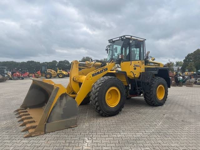 Komatsu WA 320 - Utovarivač na kotačima: slika Komatsu WA 320 - Utovarivač na kotačima Komatsu WA 320 - Utovarivač na kotačima: slika Komatsu WA 320 - Utovarivač na kotačima