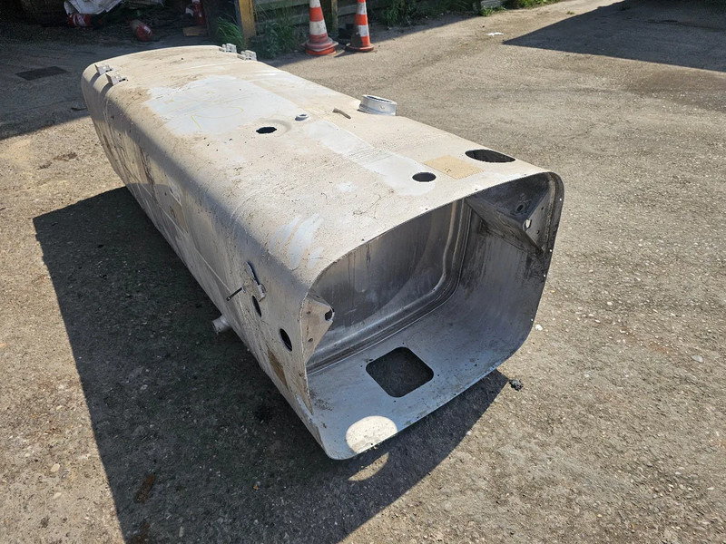 MAN Brandstoftank 595 Liter - L197 B70 H58 - Onderdeel nr. 81.122015733 - Spremnik goriva za Kamion: slika MAN Brandstoftank 595 Liter - L197 B70 H58 - Onderdeel nr. 81.122015733 - Spremnik goriva za Kamion MAN Brandstoftank 595 Liter - L197 B70 H58 - Onderdeel nr. 81.122015733 - Spremnik goriva za Kamion: slika MAN Brandstoftank 595 Liter - L197 B70 H58 - Onderdeel nr. 81.122015733 - Spremnik goriva za Kamion