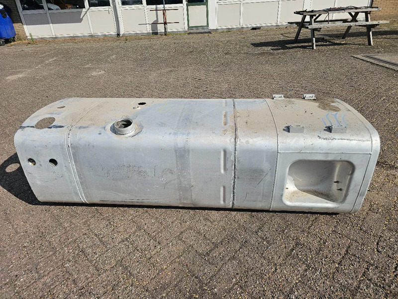 MAN Brandstoftank 595 Liter - L197 B70 H58 - Onderdeel nr. 81.122015733 - Spremnik goriva za Kamion: slika MAN Brandstoftank 595 Liter - L197 B70 H58 - Onderdeel nr. 81.122015733 - Spremnik goriva za Kamion MAN Brandstoftank 595 Liter - L197 B70 H58 - Onderdeel nr. 81.122015733 - Spremnik goriva za Kamion: slika MAN Brandstoftank 595 Liter - L197 B70 H58 - Onderdeel nr. 81.122015733 - Spremnik goriva za Kamion