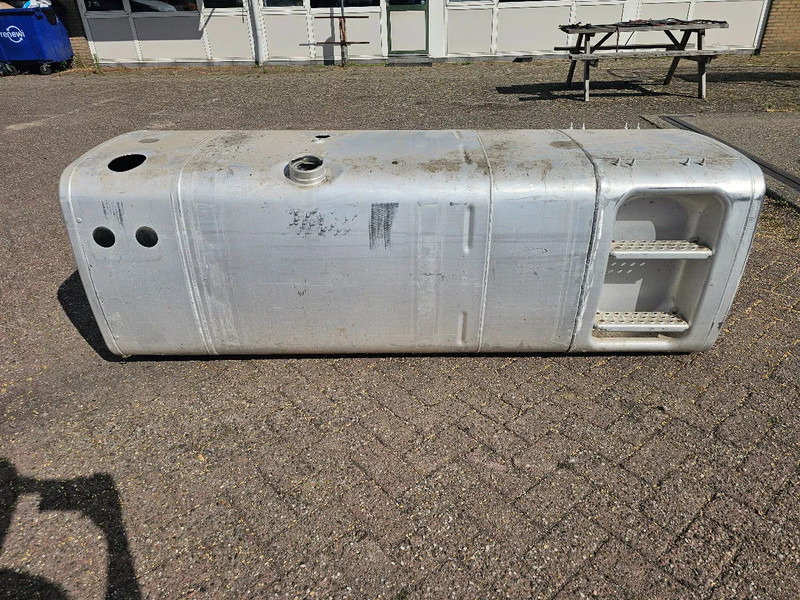 MAN Brandstoftank 760 Liter - L210 B70 H70 - Onderdeel nr. 81.12201-6503 - Spremnik goriva za Kamion: slika MAN Brandstoftank 760 Liter - L210 B70 H70 - Onderdeel nr. 81.12201-6503 - Spremnik goriva za Kamion MAN Brandstoftank 760 Liter - L210 B70 H70 - Onderdeel nr. 81.12201-6503 - Spremnik goriva za Kamion: slika MAN Brandstoftank 760 Liter - L210 B70 H70 - Onderdeel nr. 81.12201-6503 - Spremnik goriva za Kamion