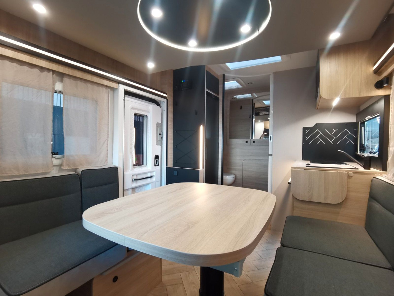 Poluintegrirani kamper Chausson 650 TITANIUM / -2026- / 165PS-8G. / AHK/ HUBBETT: slika Poluintegrirani kamper Chausson 650 TITANIUM / -2026- / 165PS-8G. / AHK/ HUBBETT