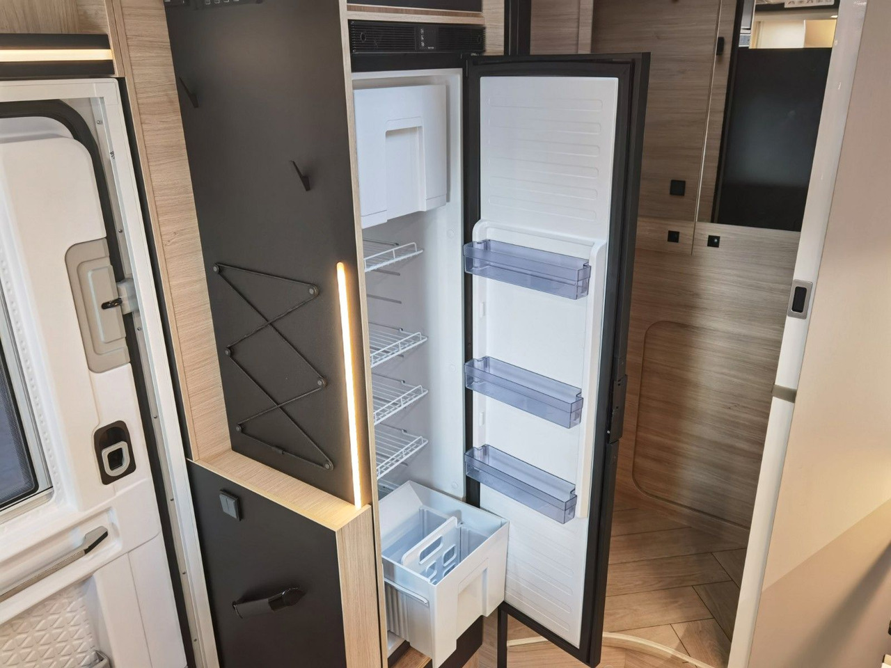 Poluintegrirani kamper Chausson 650 TITANIUM / -2026- / 165PS-8G. / AHK/ HUBBETT: slika Poluintegrirani kamper Chausson 650 TITANIUM / -2026- / 165PS-8G. / AHK/ HUBBETT