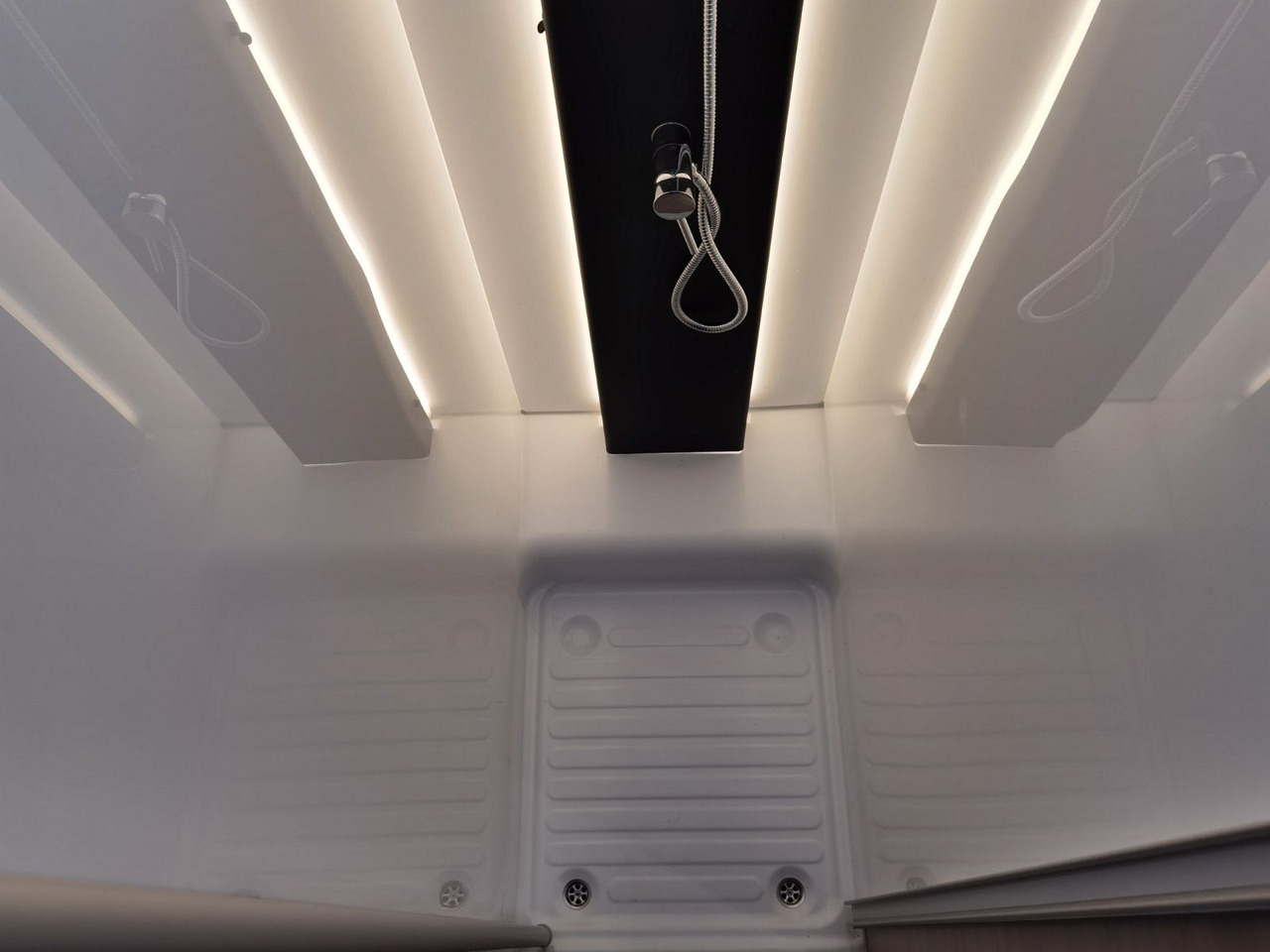 Poluintegrirani kamper Chausson 650 TITANIUM / -2026- / 165PS-8G. / AHK/ HUBBETT: slika Poluintegrirani kamper Chausson 650 TITANIUM / -2026- / 165PS-8G. / AHK/ HUBBETT