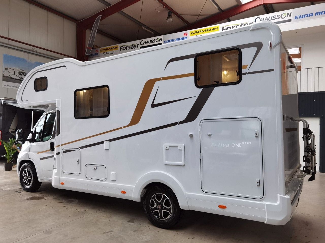 Eura Mobil ACTIVA ONE 690 HB / 180PS-40H MAXI/ PANORAMADACH - Alkoven kamper: slika Eura Mobil ACTIVA ONE 690 HB / 180PS-40H MAXI/ PANORAMADACH - Alkoven kamper Eura Mobil ACTIVA ONE 690 HB / 180PS-40H MAXI/ PANORAMADACH - Alkoven kamper: slika Eura Mobil ACTIVA ONE 690 HB / 180PS-40H MAXI/ PANORAMADACH - Alkoven kamper