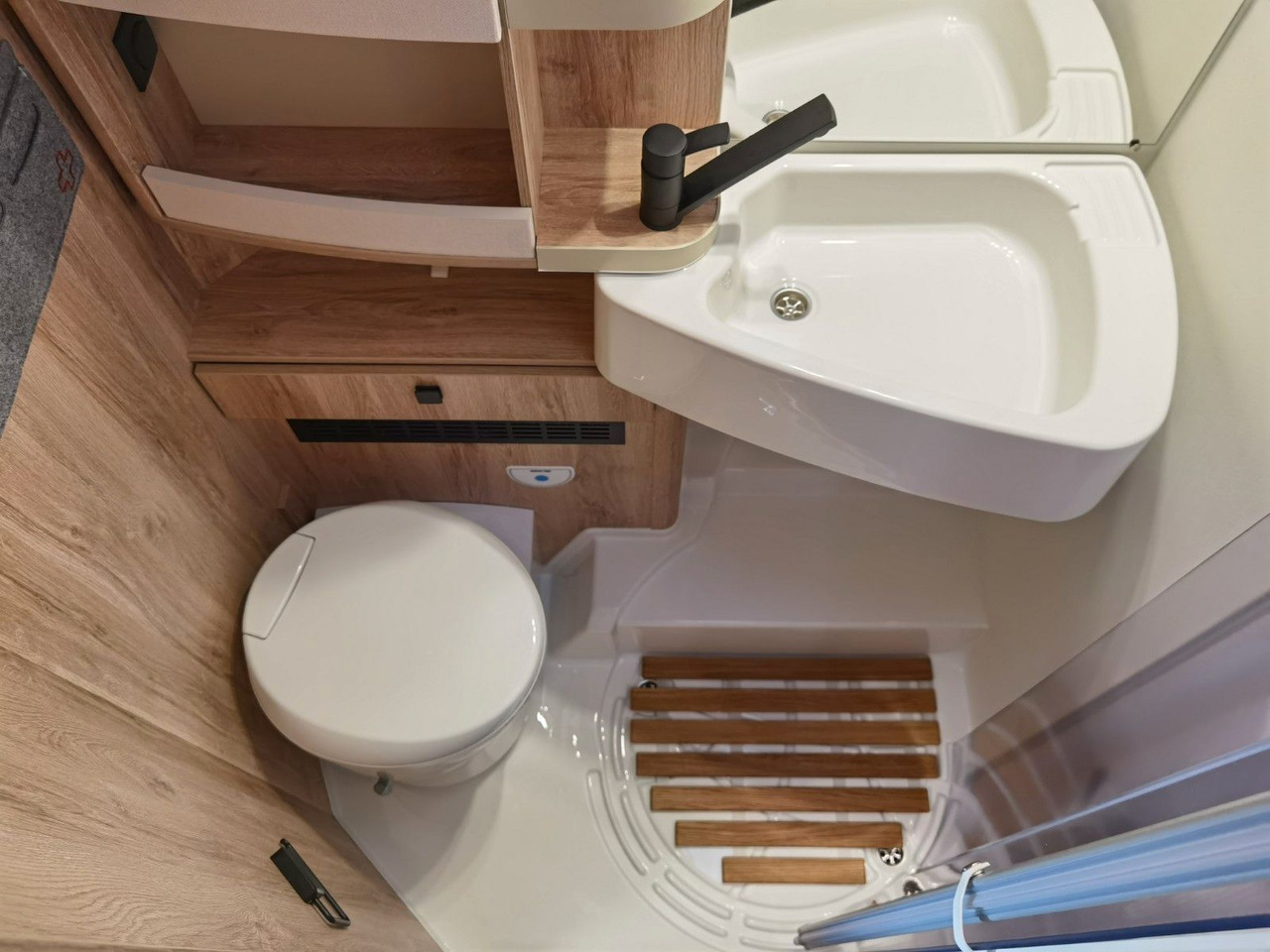 Poluintegrirani kamper Eura Mobil PROFILA T 696 EB /-2025-/ S-PAKET / EINZELBETTEN: slika Poluintegrirani kamper Eura Mobil PROFILA T 696 EB /-2025-/ S-PAKET / EINZELBETTEN