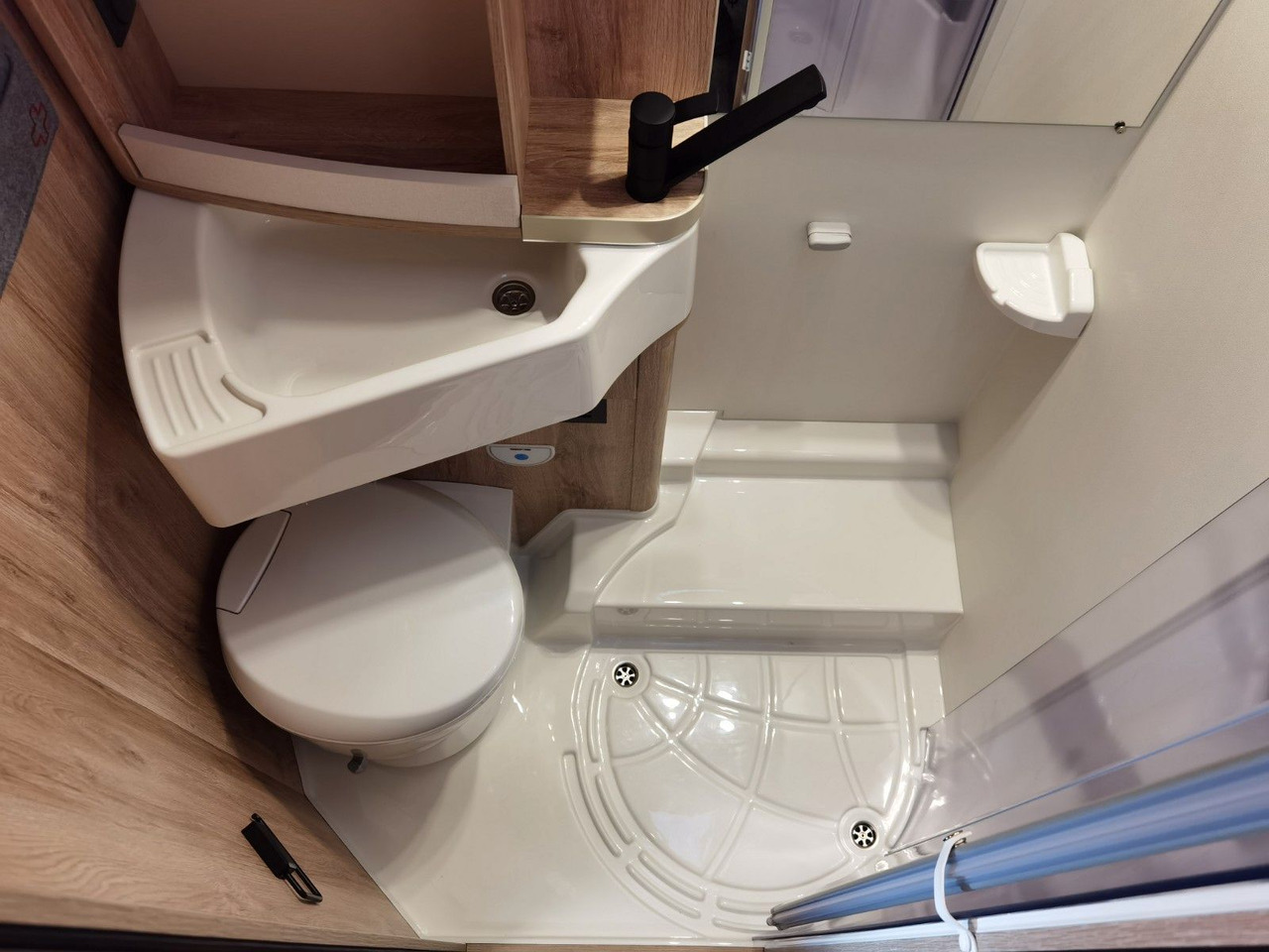 Poluintegrirani kamper Eura Mobil PROFILA T 696 EB /-2025-/ S-PAKET / EINZELBETTEN: slika Poluintegrirani kamper Eura Mobil PROFILA T 696 EB /-2025-/ S-PAKET / EINZELBETTEN