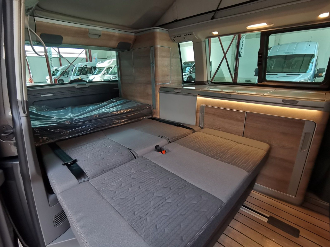 Putnički kombi Volkswagen T6.1 CALIFORNIA OCEAN EDITION / DSG / NAVI / ACC: slika Putnički kombi Volkswagen T6.1 CALIFORNIA OCEAN EDITION / DSG / NAVI / ACC