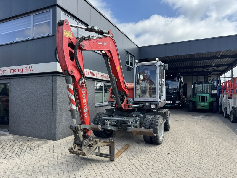 Neuson 9503 WD Mobiele Kraan 2009 Palletvork, Smalle Bak / Breede Bak 8860hours Deutz Diesel. - Autodizalica: slika Neuson 9503 WD Mobiele Kraan 2009 Palletvork, Smalle Bak / Breede Bak 8860hours Deutz Diesel. - Autodizalica Neuson 9503 WD Mobiele Kraan 2009 Palletvork, Smalle Bak / Breede Bak 8860hours Deutz Diesel. - Autodizalica: slika Neuson 9503 WD Mobiele Kraan 2009 Palletvork, Smalle Bak / Breede Bak 8860hours Deutz Diesel. - Autodizalica